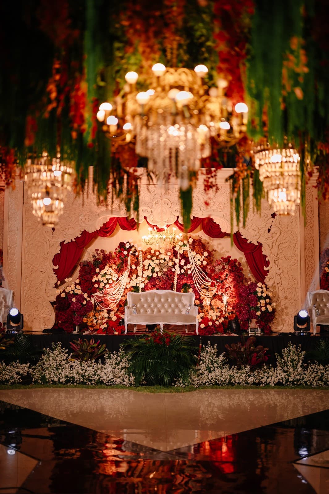 Dekorasi pelaminan elegan - Layanan Wedding Organizer Larasati Group Blora